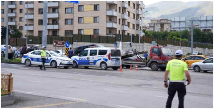 Erzurum'da hafif ticari araç ile otomobilin çarpıştığı kazada 8 kişi yaralandı