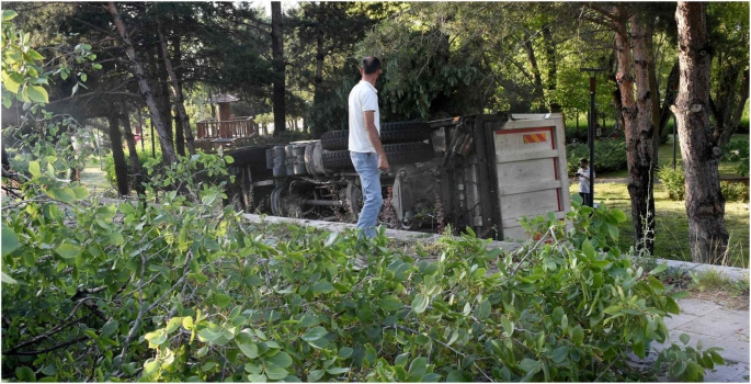 Erzurum'da hafriyat kamyonu devrildi, 2 kişi yaralandı