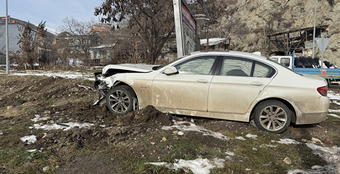 Erzurum'da iki otomobil çarpıştı, 2'si ağır 4 kişi yaralandı