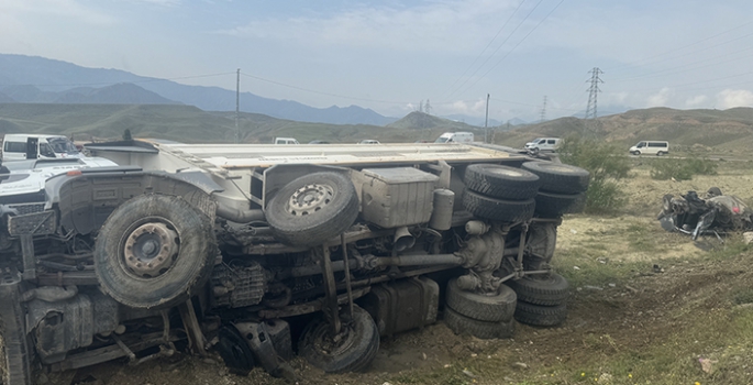 Erzurum'da otomobille kamyon çarpıştı, 3 kişi yaralandı