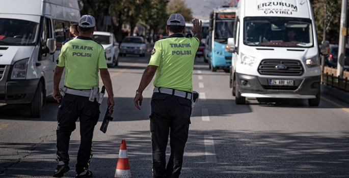 Erzurum'da polis ekiplerince okul servislerine yönelik denetim yapıldı