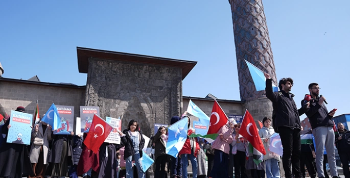 Erzurum'da sağlık çalışanları Doğu Türkistan için sessiz yürüyüş yaptı