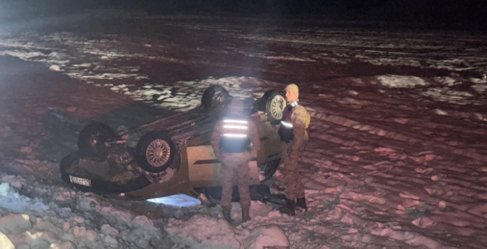 Erzurum'da şarampole devrilen otomobildeki 4 kişi yaralandı