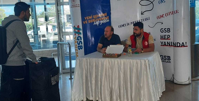 Erzurum'da üniversite kazanan öğrencileri gençlik liderleri ve görevliler karşılıyor