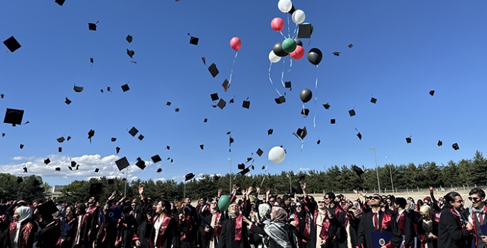 Erzurum'da üniversite mezuniyet töreninde, Filistin bayrağının renklerinde balonlar gökyüzüne bırakıldı