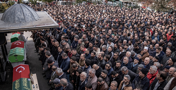 Erzurum'daki trafik kazasında ölen 3 kişi toprağa verildi