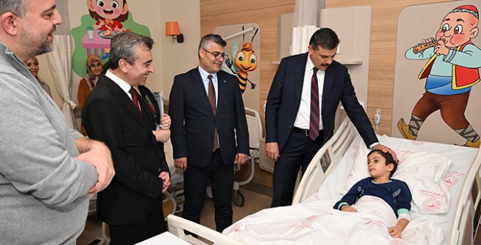 Erzurum Valisi Mustafa Çiftçi, hasta çocukları hediyelerle sevindirdi