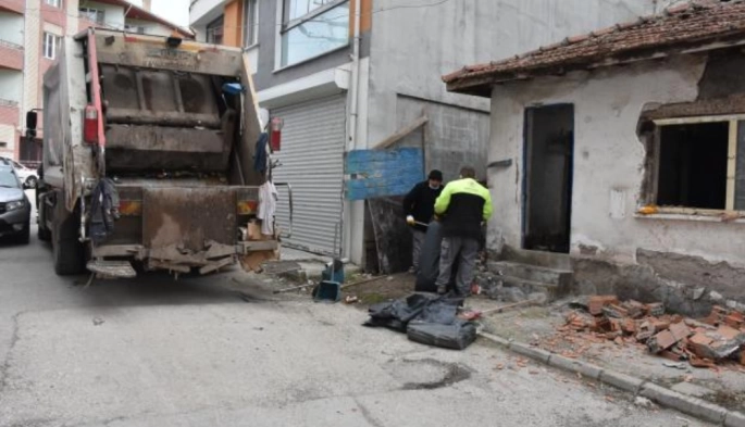 Eskişehir'de bir evden 6 kamyon çöp çıkarıldı