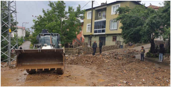 Etkili olan dolu yağışı taşkına yol açtı!