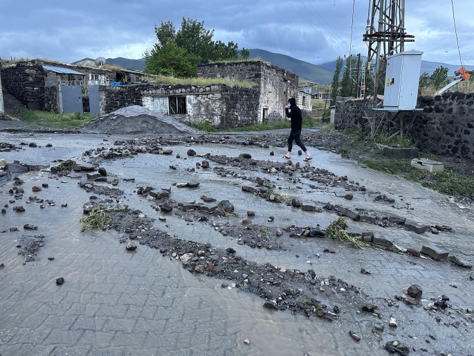 Etkili olan taşkınlar hasara yol açtı