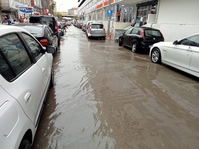 Ev ve iş yerlerini su bastı, ağaçlar yerinden söküldü!