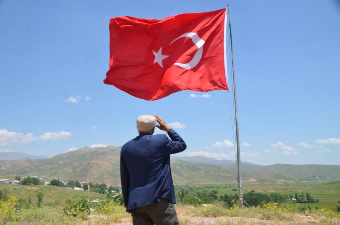 Evinin Yanındaki Tepeye Diktiği Türk Bayrağına 39 Yıldır Selam Duruyor