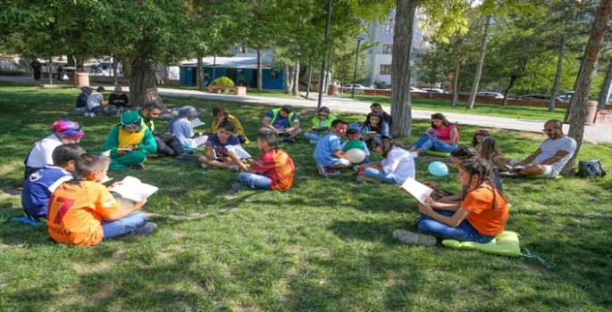 Farkındalık oluşturmak amacıyla parkta kitap okudular