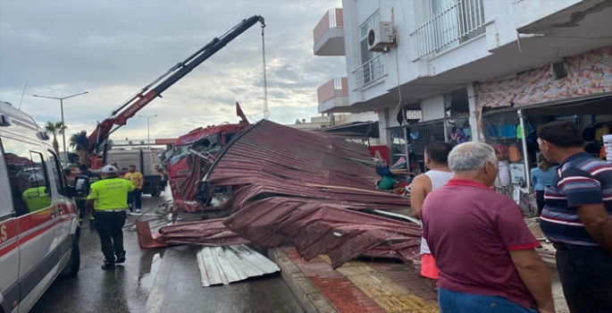 Feci Kaza: TIR, Mağazaya Girdi! 7 Kişi Yaralandı