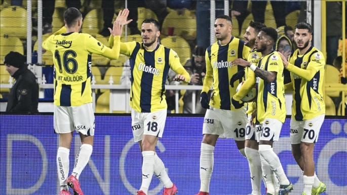 Fenerbahçe, zirveyle arasındaki puan farkını 4'e indirdi