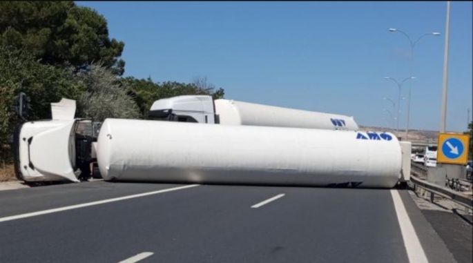 Gaz yüklü tanker devrildi, TEM Otoyolu trafiğe kapatıldı