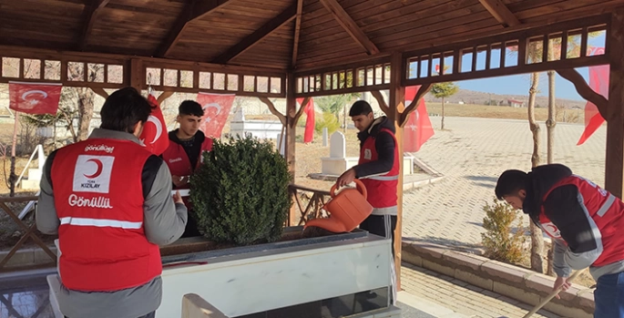 Genç Kızılay ekibi, şehit Fethi Sekin'in kabrinin temizliğini yaptı