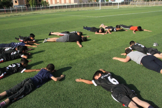 Gençleri Kötü Alışkanlıklardan Korumak İçin Futbol Akademisini Açtılar