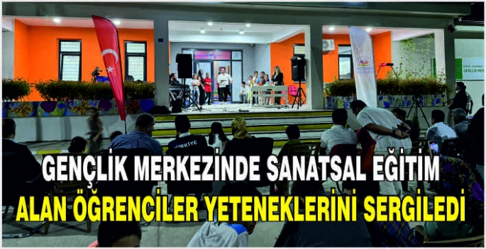 Gençlik Merkezinde sanatsal eğitim alan öğrenciler yeteneklerini sergiledi