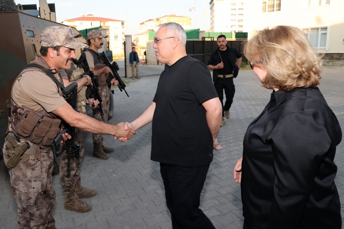 Gündüzöz çiftinden nöbetteki polislere bayram ziyareti