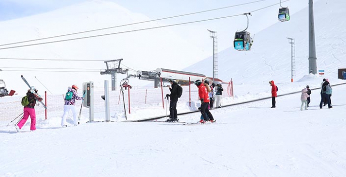 Güneşli havayı fırsat bilenler Palandöken'de zaman geçirdi