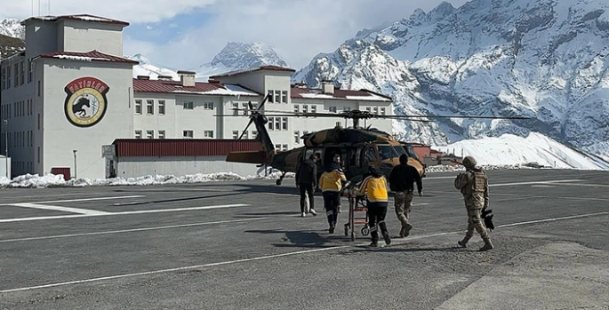 Hakkâri’de rahatsızlanan hamile kadın, askeri helikopterle hastaneye sevk edildi