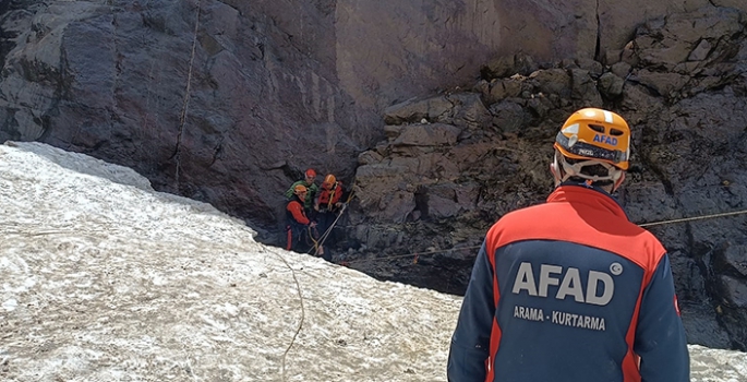  Hakkari'de Cilo buzullarında kaybolan öğretmenin de cansız bedenine ulaşıldı