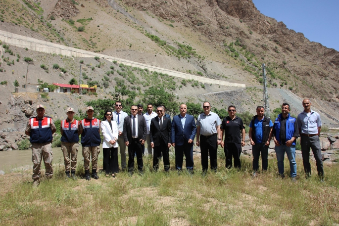 Hakkari'de depremlerde yaşamını yitirenler için Zap Suyu'na çiçek bırakıldı