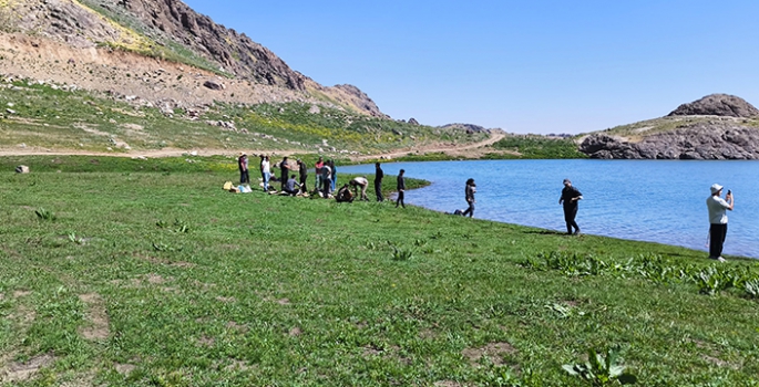 Hakkari'de doğaseverler Sat Buzul Göllerinin bulunduğu bölgeyi gezdi