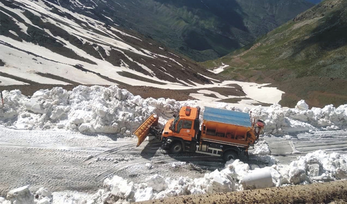 Hakkari'de ekiplerin kar mesaisi devam ediyor