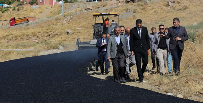 Hakkari'de engelli kızın  yolu asfaltlandı