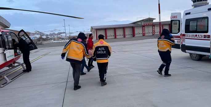 Hakkari'de hasta çocuk, ambulans helikopterle Van'a getirildi