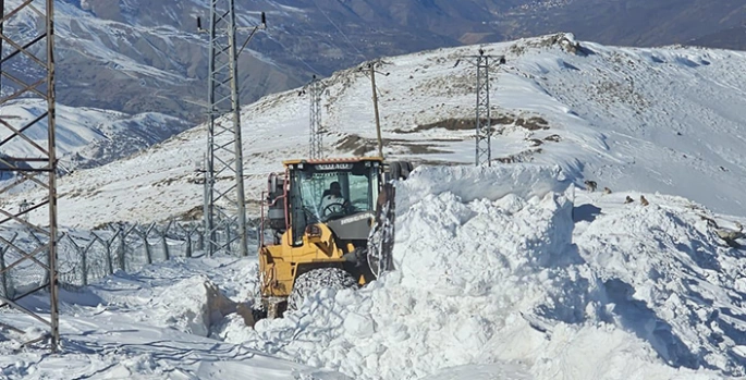 Hakkari'de kardan kapanan üs bölgesinin yolu açıldı