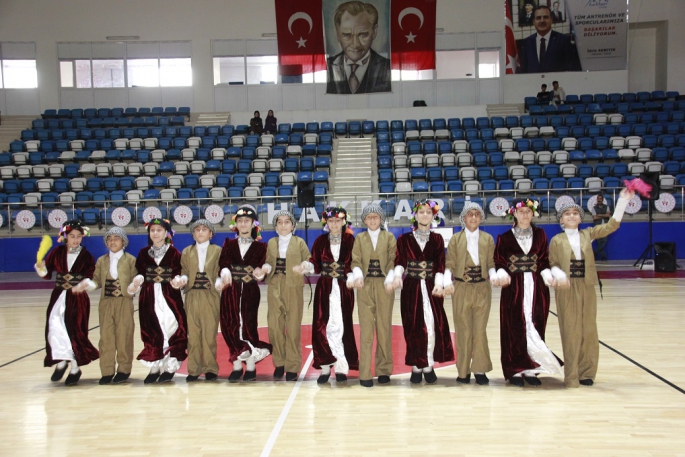 Hakkari'de Kulüpler Arası Halk Oyunları Yarışması düzenlendi