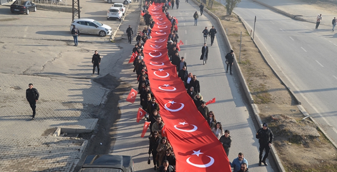 Hakkari'de öğretmenler, şehit meslektaşları için yürüdü