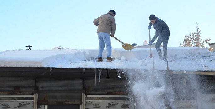 Hakkari'de vatandaşlar çatılarda biriken karı temizledi