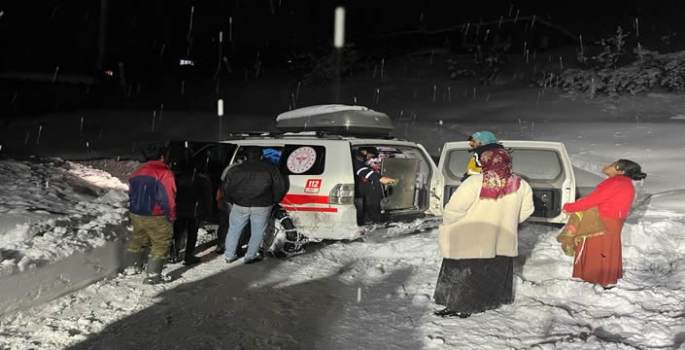 Hakkari'de yolu kardan kapanan köydeki hasta kadının yardımına ekipler yetişti