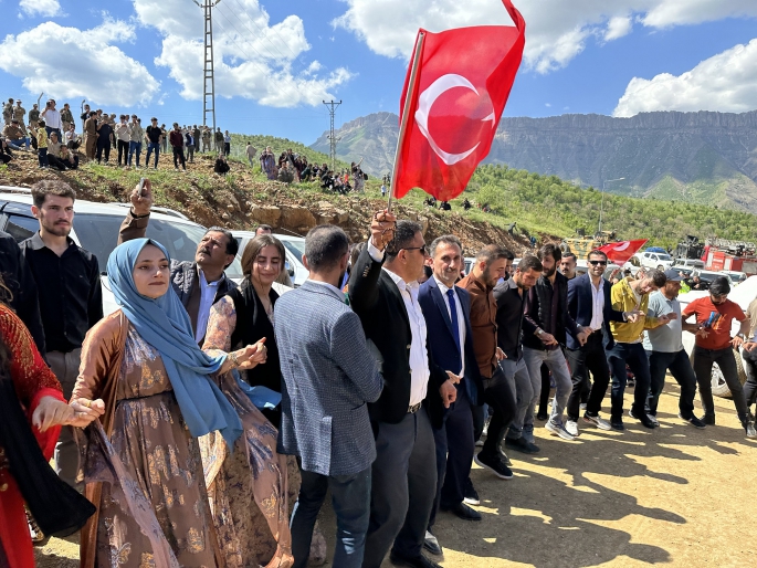 Hakkari'deki Derecik Gümrük Kapısı giriş çıkışa açıldı 