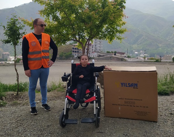 Hakkari Gençlik ve Engelliler Derneği'nden engelli çocuğa akülü sandalye