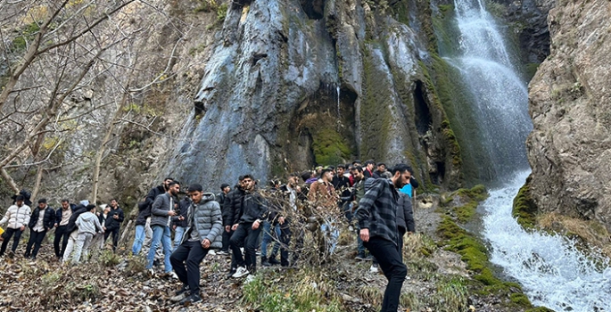 Hakkari'ye gelen gençler, tarihi yapıları ve doğal güzelliklerin bulunduğu yerleri gezdi