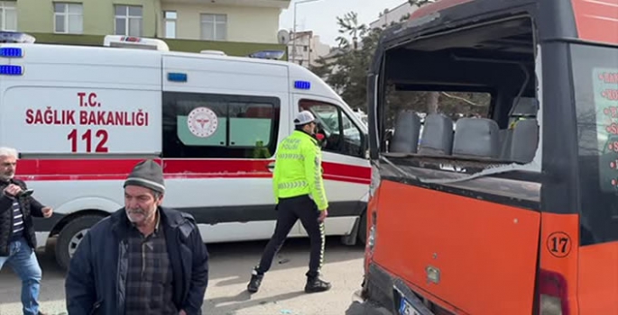  Halk otobüsü, minibüs ve otomobilin karıştığı kazada 14 kişi yaralandı