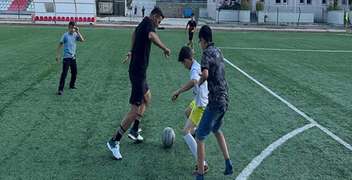 Hasköy Kaymakamı Öztürk, çocuklarla futbol oynadı