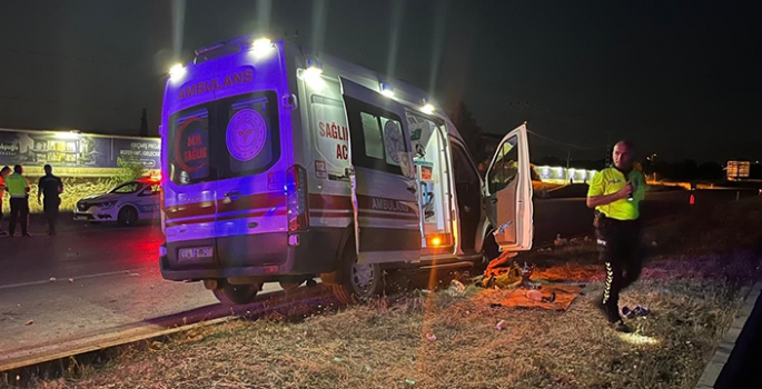 Hasta taşıyan ambulans kaza yaptı 3 kişi yaralandı