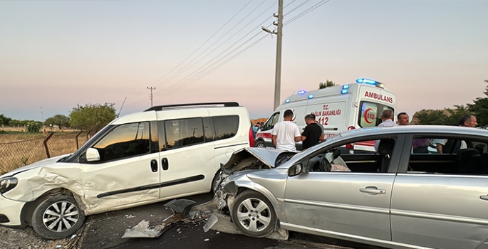 Hatif ticari araç ile otomobilin çarpışması sonucu 6 kişi yaralandı