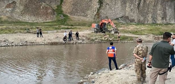 Hayvanları nehrin karşısına geçirmeye çalışan çocuk boğuldu