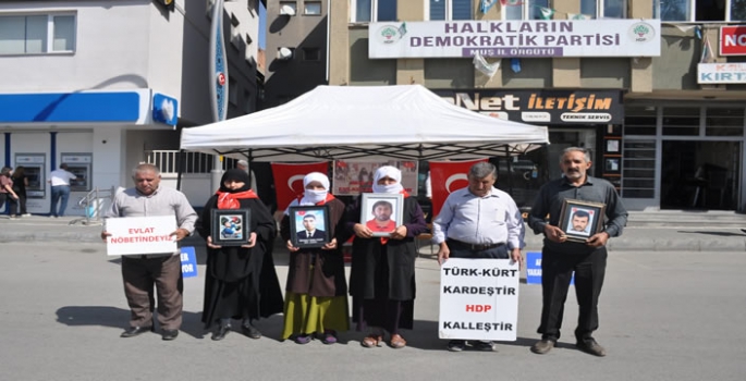 HDP önündeki evlat nöbeti devam ediyor: 4 yıldır oğlu için eylem yapıyor!