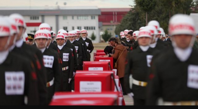 Helikopter kazasında şehit olan askerlerimiz için Isparta'da tören düzenlendi