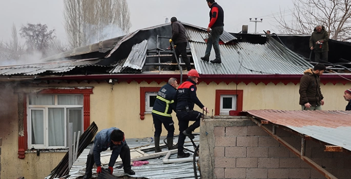 Iğdır'da bir ev ile iki ahır yanarak kullanılamaz hale geldi