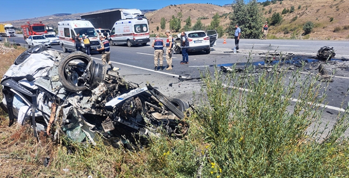 İki aracın çarpışması sonucu 3 kişi öldü, 4 kişi yaralandı