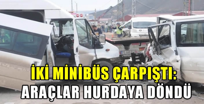 İki minibüs çarpıştı: Araçlar hurdaya döndü!